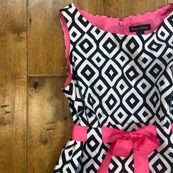 PINK AND BLACK AND WHITE JESSICA HOWARD DRESS WITH PINK RIBBON BELT. Sleeveless - Picture 4 of 9